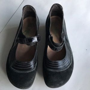 Black comfort walking shoes.